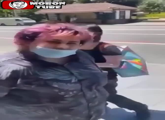 Video :A man is attacked by three ladies, but he doesn't let it happen